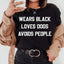 Camiseta "Viste de negro, ama a los perros y evita a la gente".