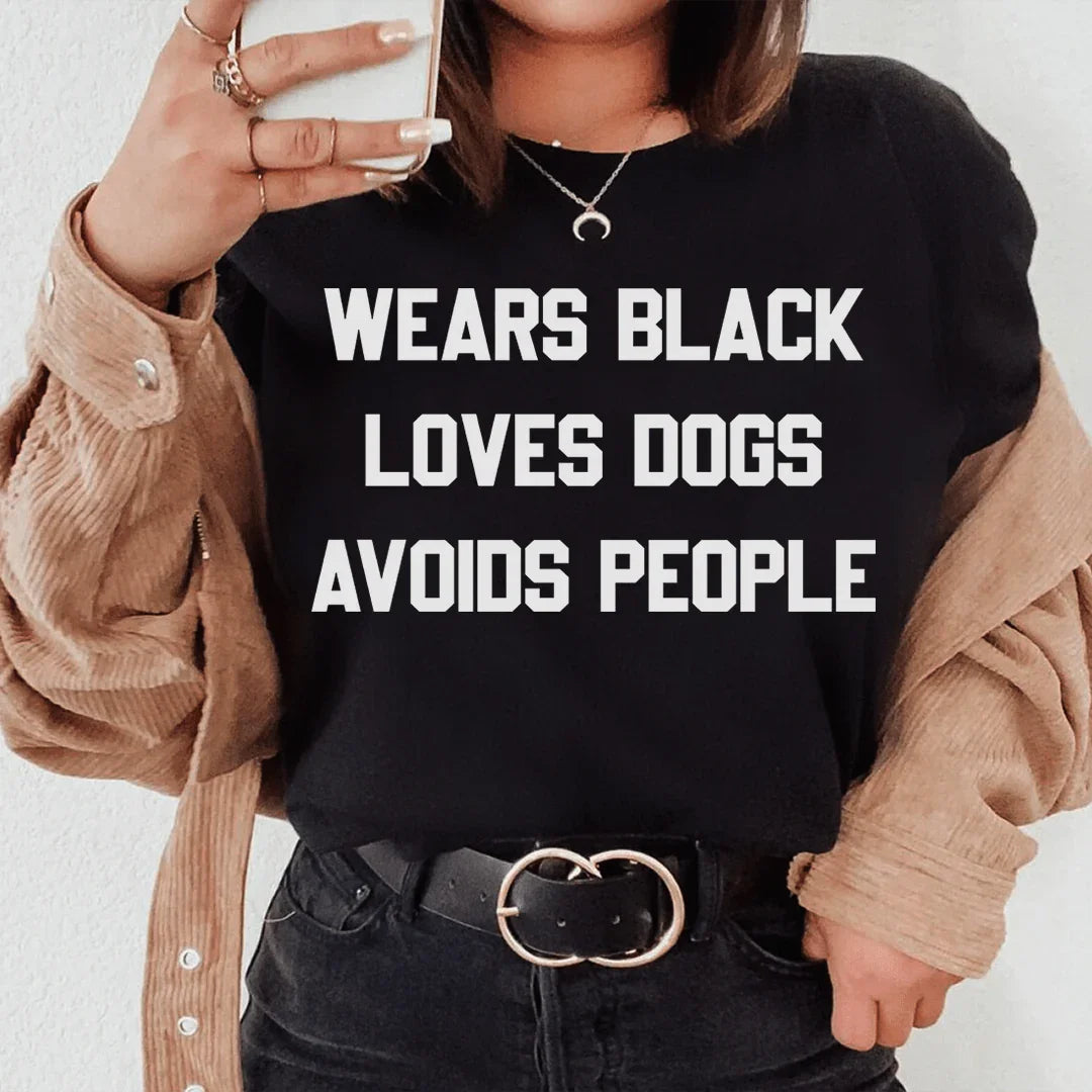 Camiseta "Viste de negro, ama a los perros y evita a la gente".