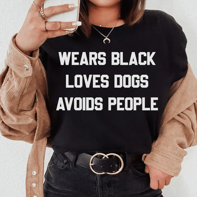 Camiseta "Viste de negro, ama a los perros y evita a la gente".