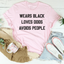 Camiseta "Viste de negro, ama a los perros y evita a la gente".