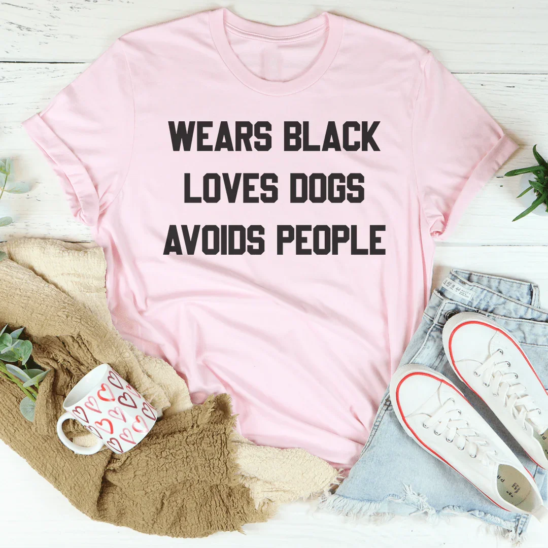 Camiseta "Viste de negro, ama a los perros y evita a la gente".