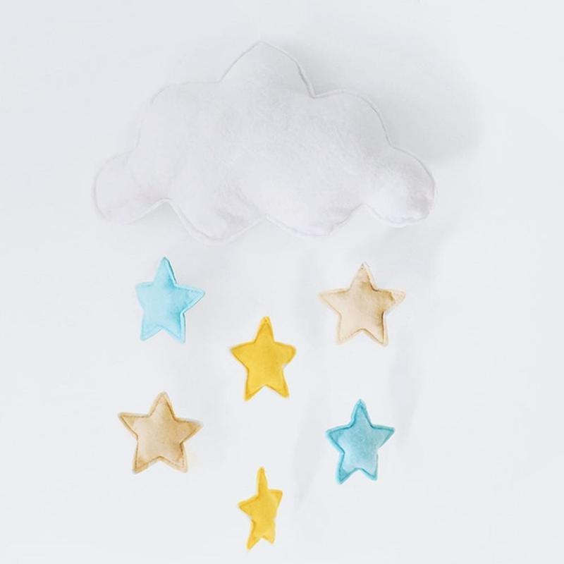 Móvil de Viento de Nube de Fieltro Hecho a Mano - Decoración Creativa para Guardería