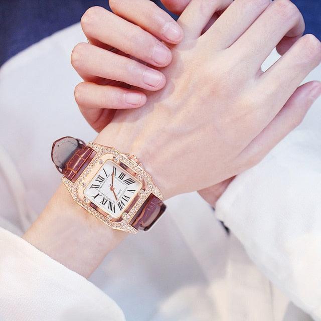 Montre en diamant élégante pour femmes avec cadran carré et bracelet en cuir