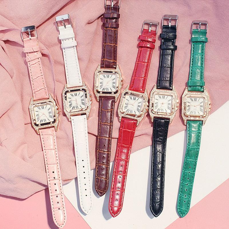 Montre en diamant élégante pour femmes avec cadran carré et bracelet en cuir