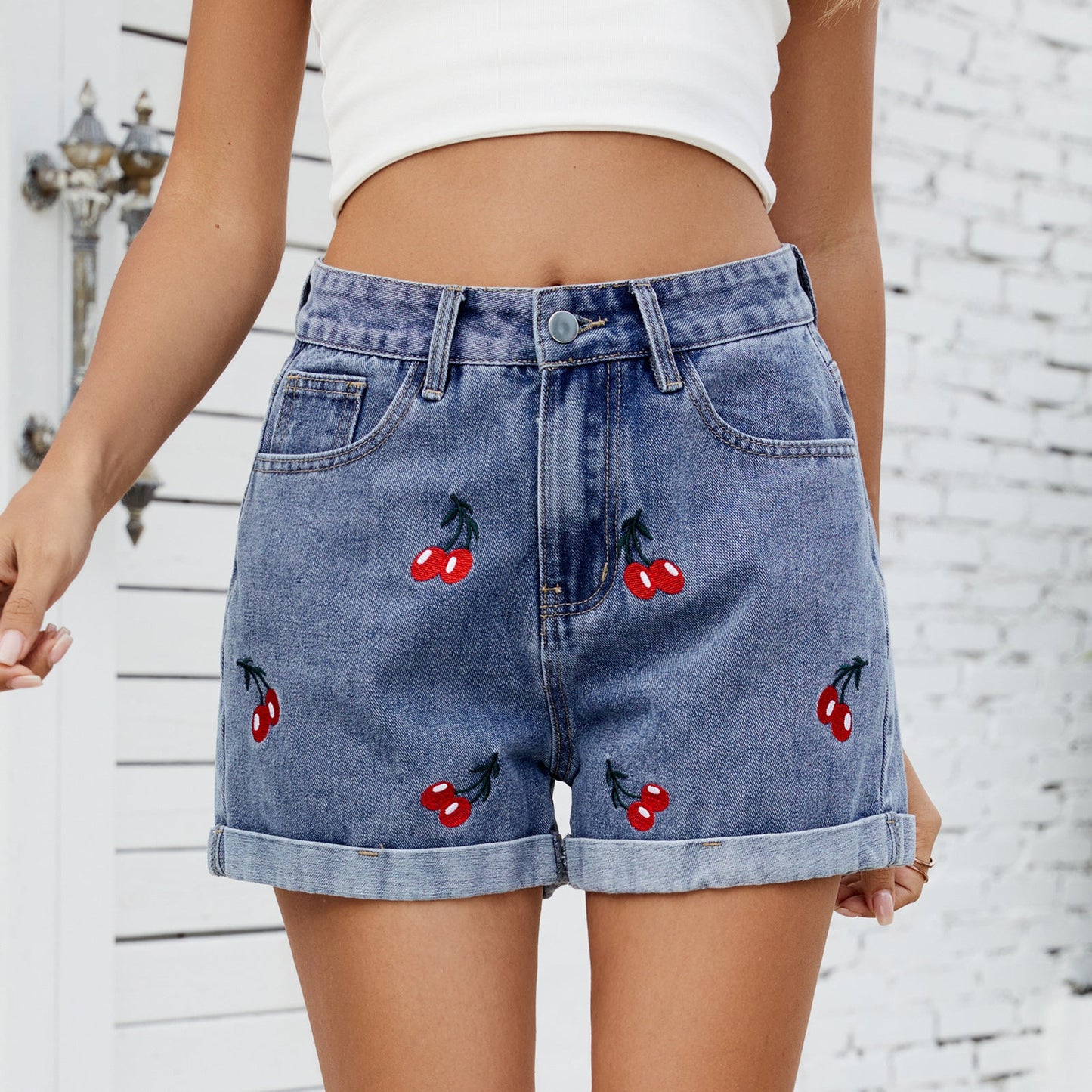 Shorts en denim brodés de cerise pour femmes