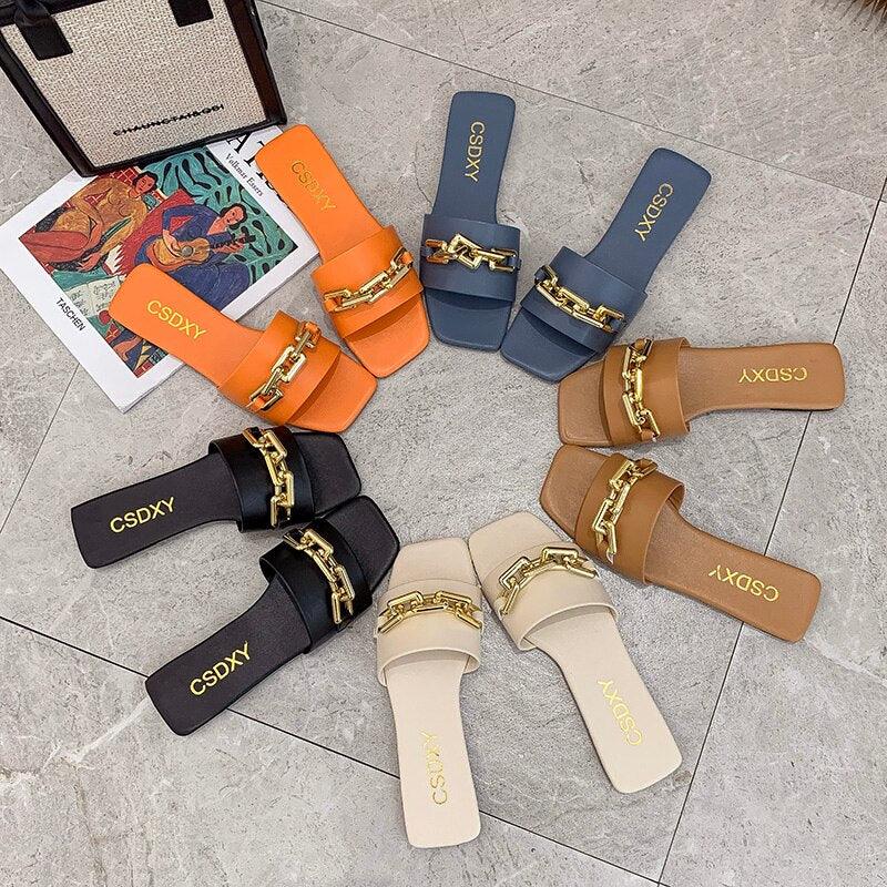 Sandales à enfiler fermées à orteils pour femmes avec chaîne dorée élégante