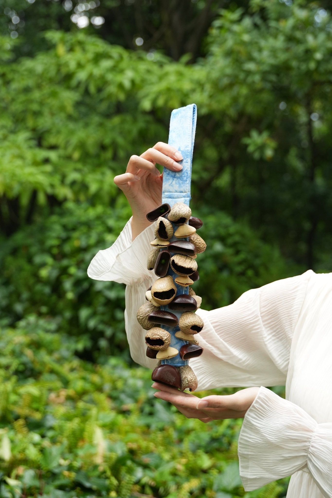 Le Rattle Blue Tide - Shaker à Graines Manuel avec Sangle en Batik Bleu