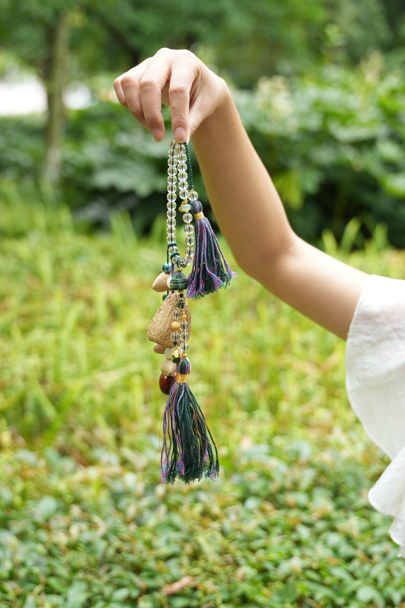 Le Pendentif Harmonie Cristalline - Porte-clés Élégant avec Graines et Cristaux Naturels