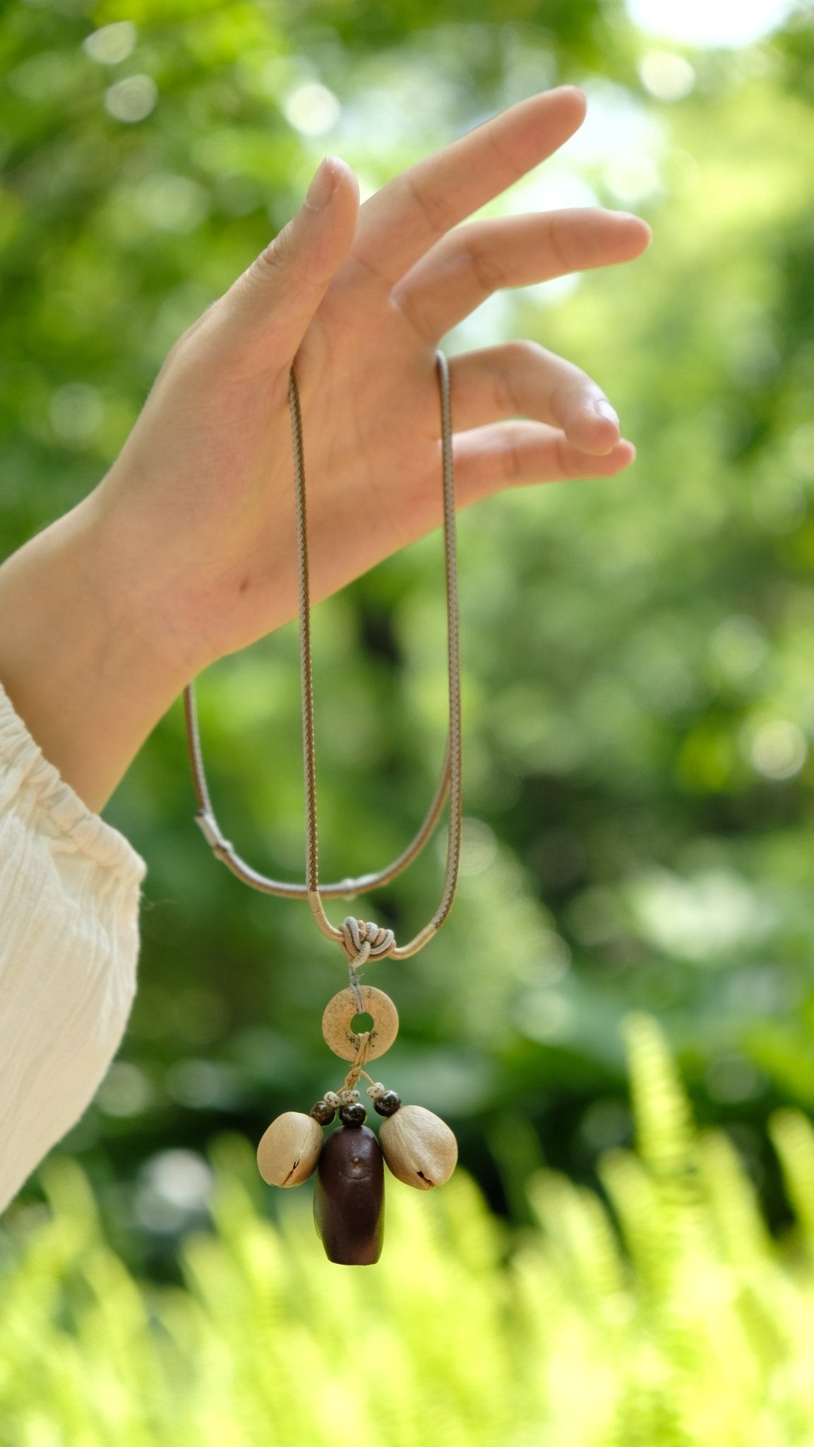 Le collier Lariat en Donut en Pierre et Graines Naturelles - L'Équilibre de la Terre