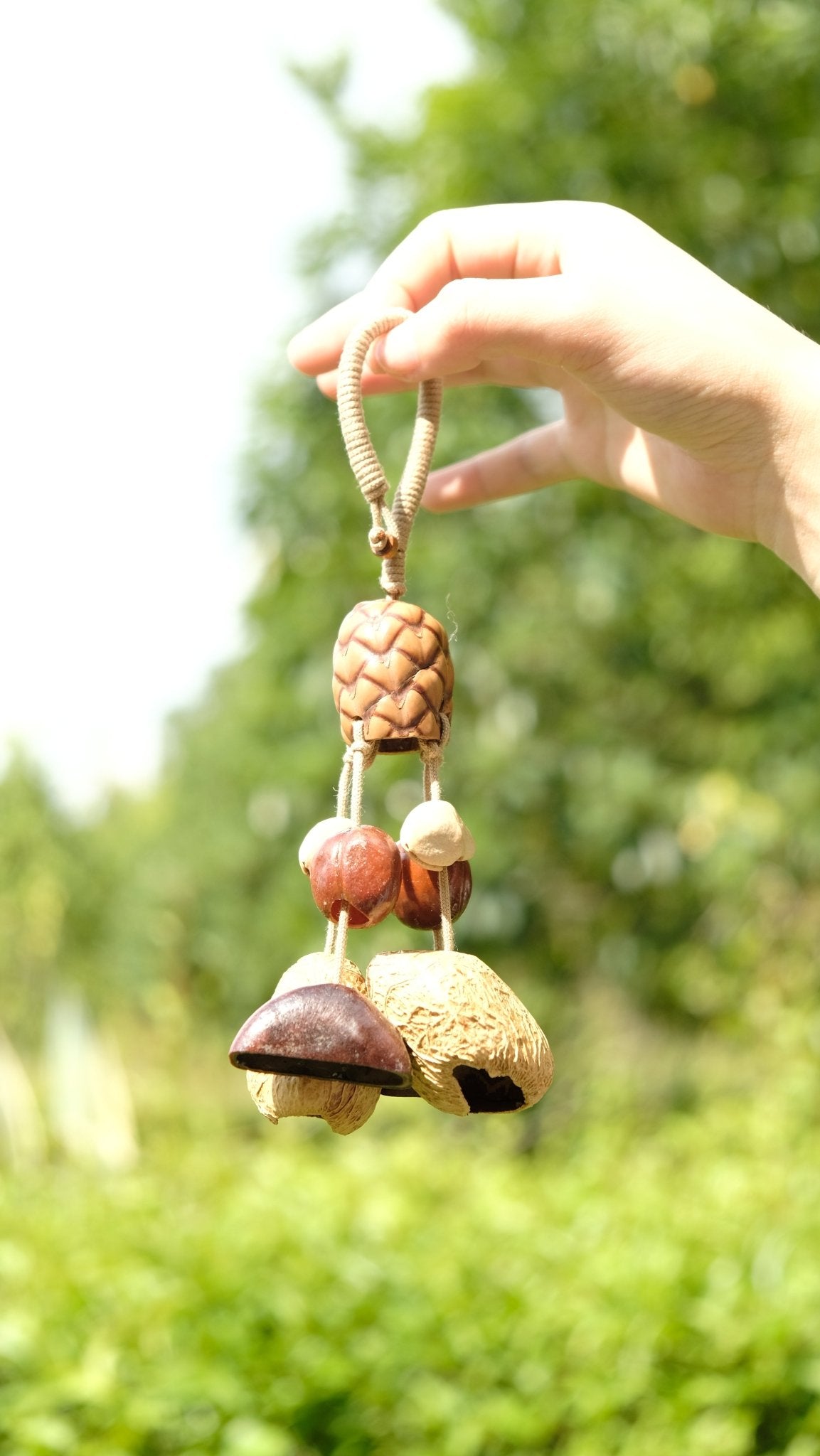 "La Récolte Forestière" - Mobile à Motif de Pigne Texturé