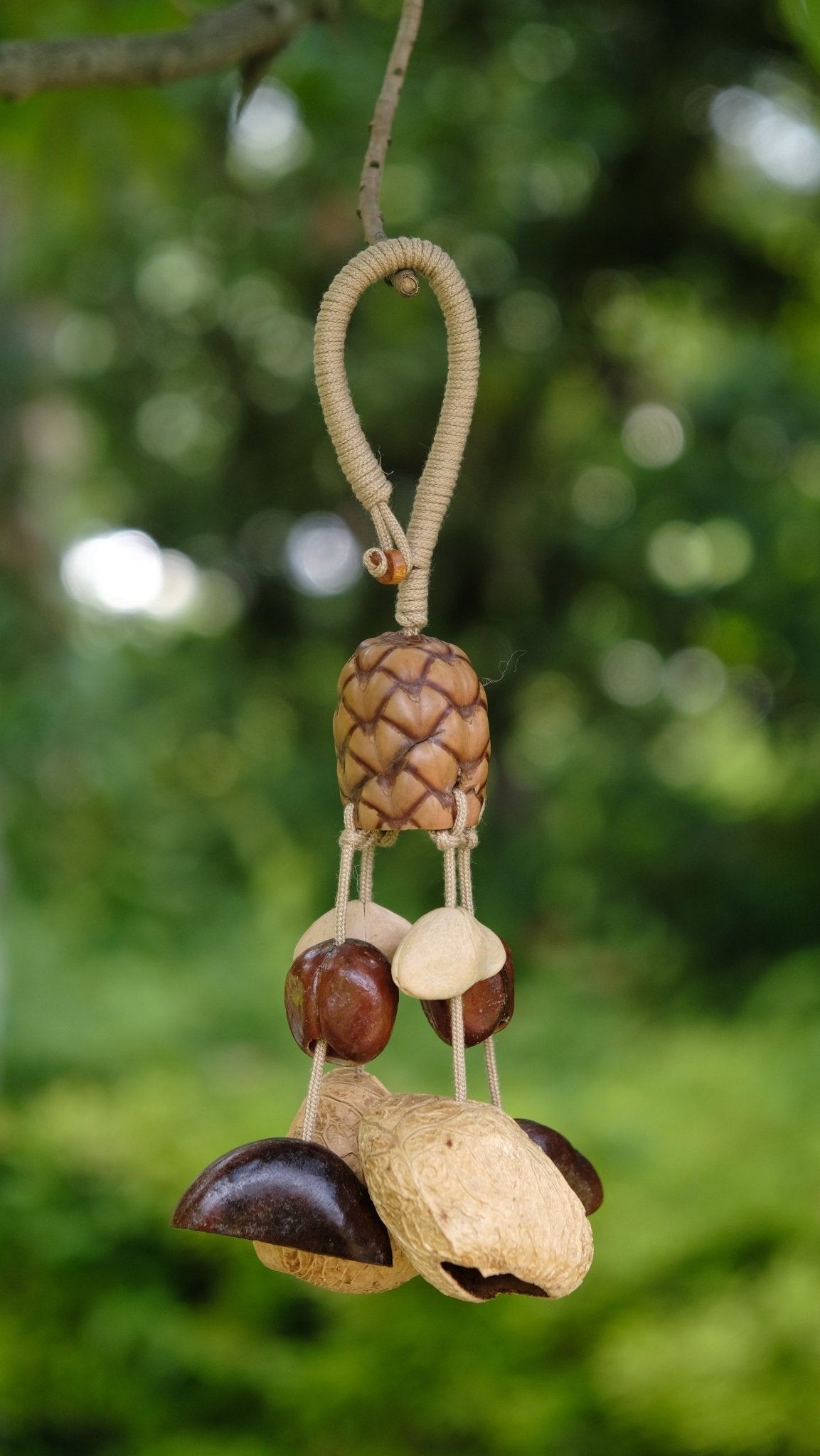 "La Récolte Forestière" - Mobile à Motif de Pigne Texturé