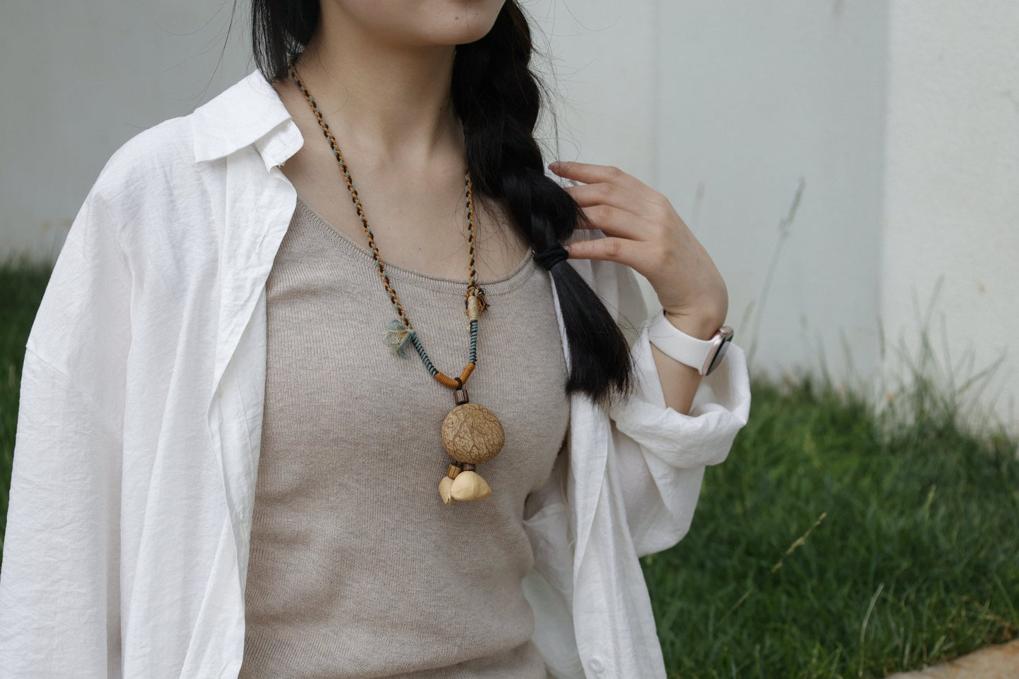 Le Voyageur de la Forêt - Grand Collier en Gousse de Graine avec Corde Moutarde et Pompon Bleu