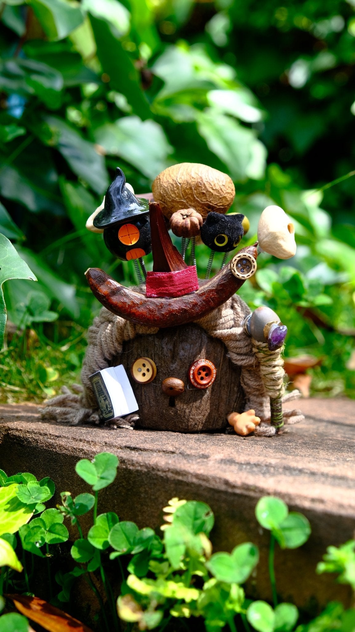 Le Sorcier de la Forêt - Poupée Mage en Coquille de Noix avec Grimoire et Bâton Cristal
