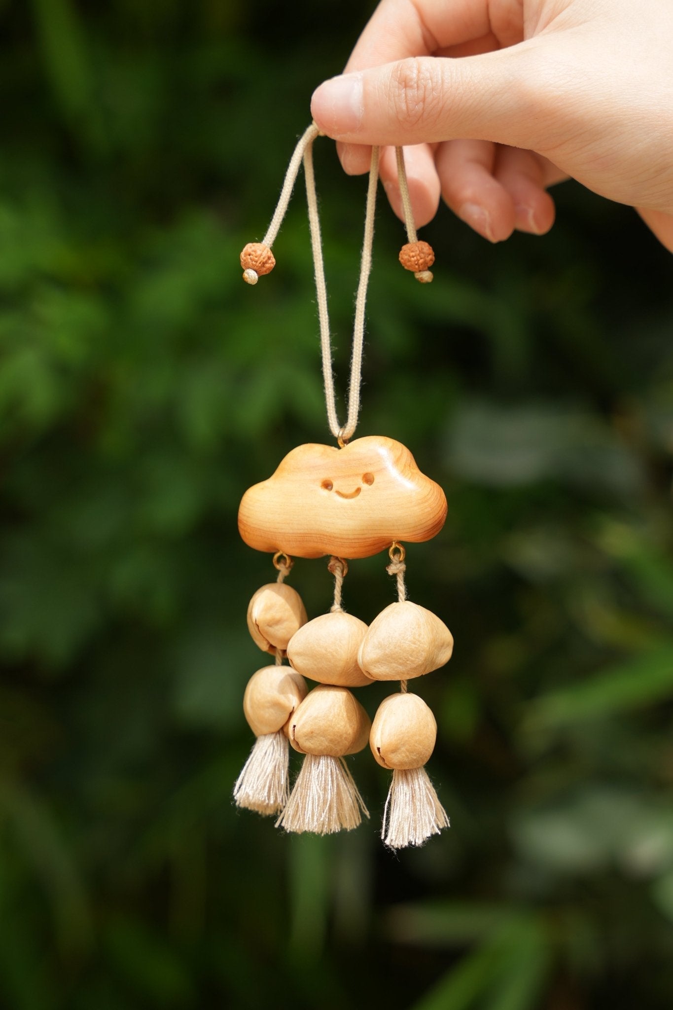 La Nube Feliz - Móvil de Madera Hecho a Mano con Sonrisa y Semillas Naturales
