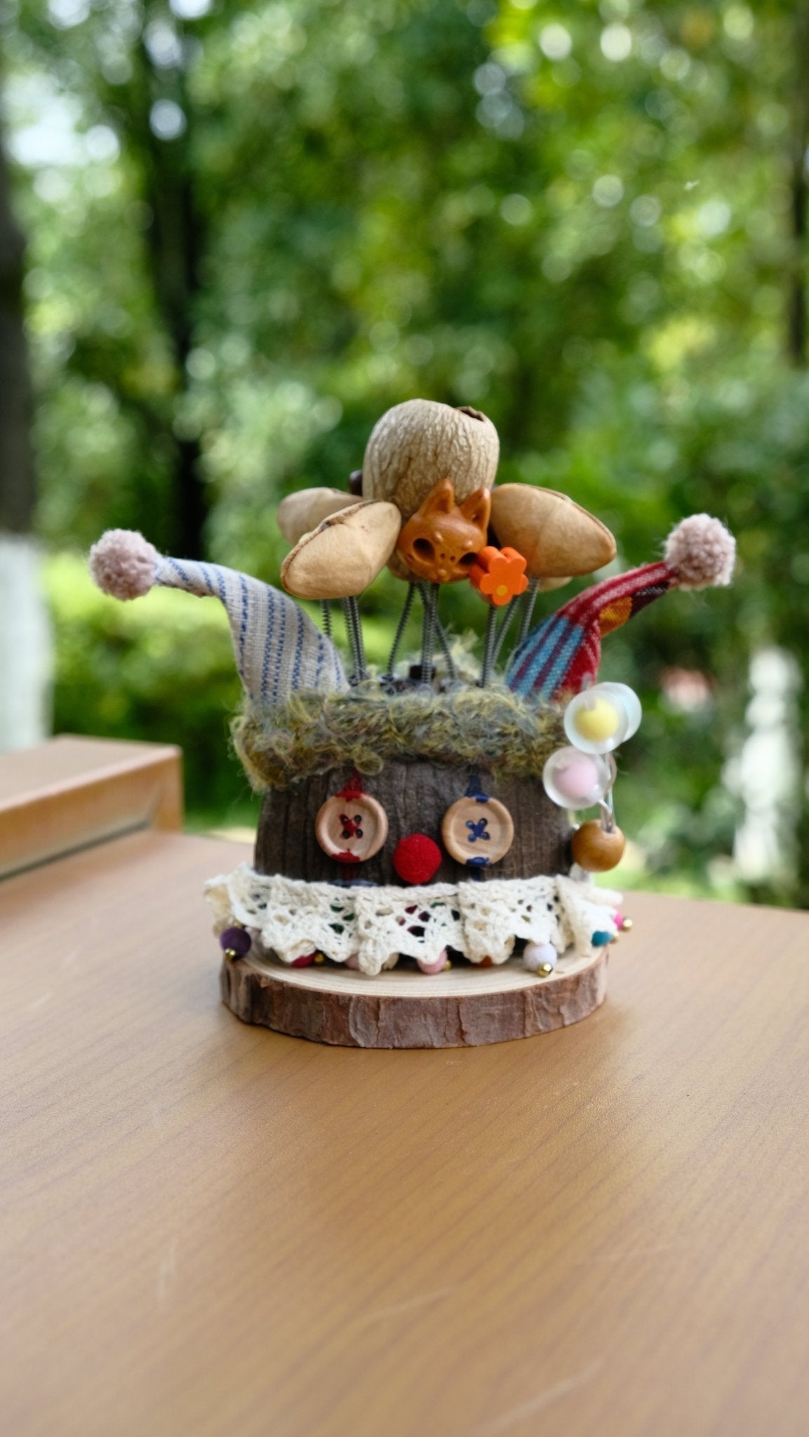 El Jester Feliz - Muñeco de Payaso de Cáscara de Nuez con Globos y Máscara de Zorro