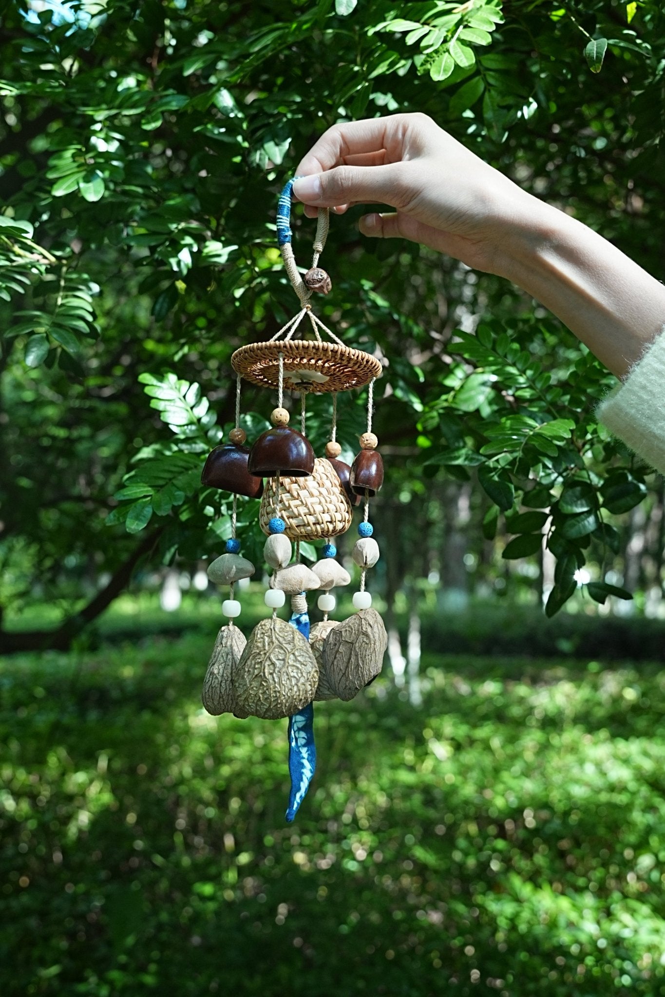 La récolte indigo - Carillon en rotin et tissu Shibori