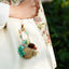 La Brise Menthe - Charme à Franges Enveloppé à la Main avec Perles de Rudraksha et de Jade