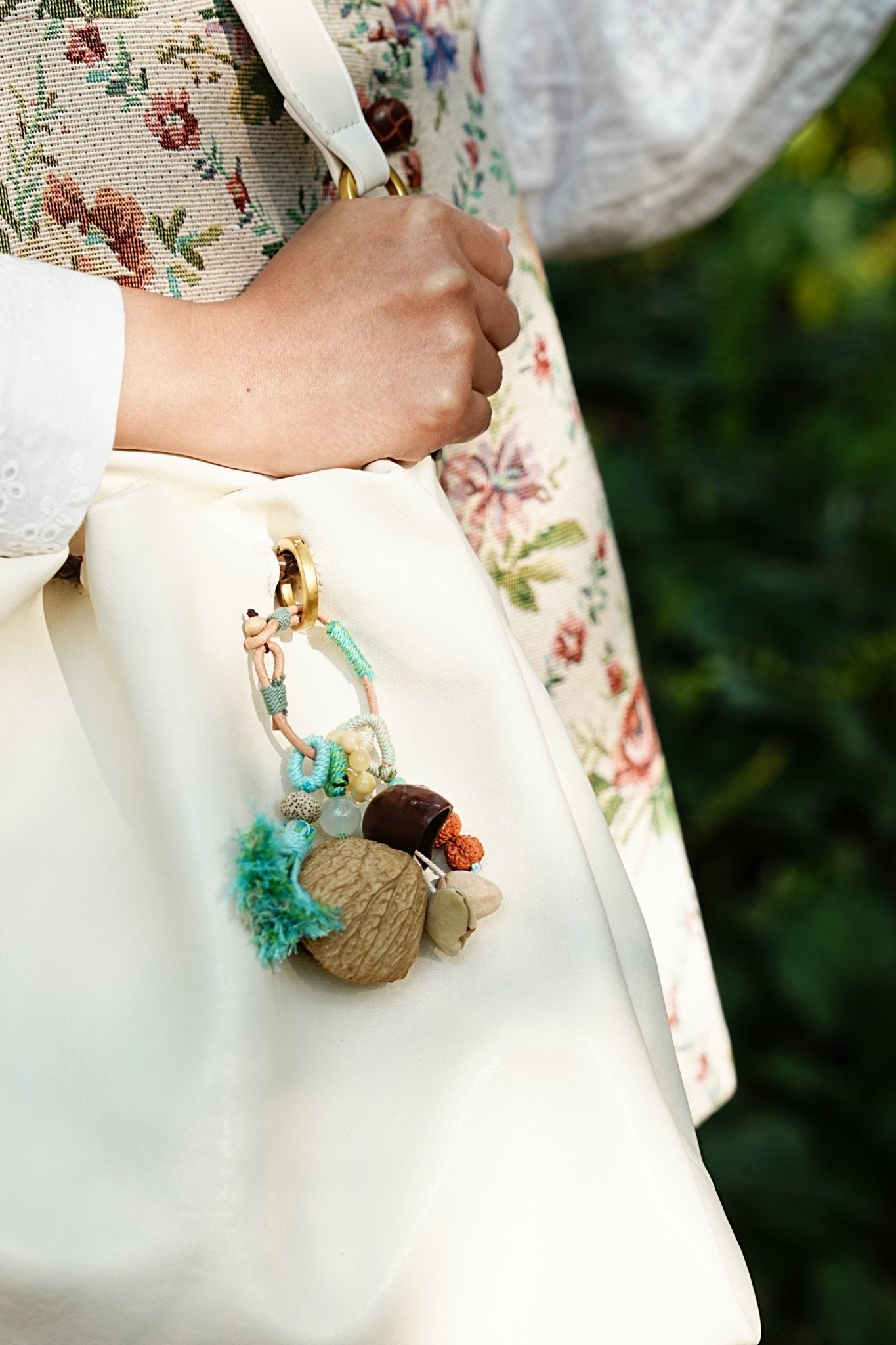 La Brise Menthe - Charme à Franges Enveloppé à la Main avec Perles de Rudraksha et de Jade
