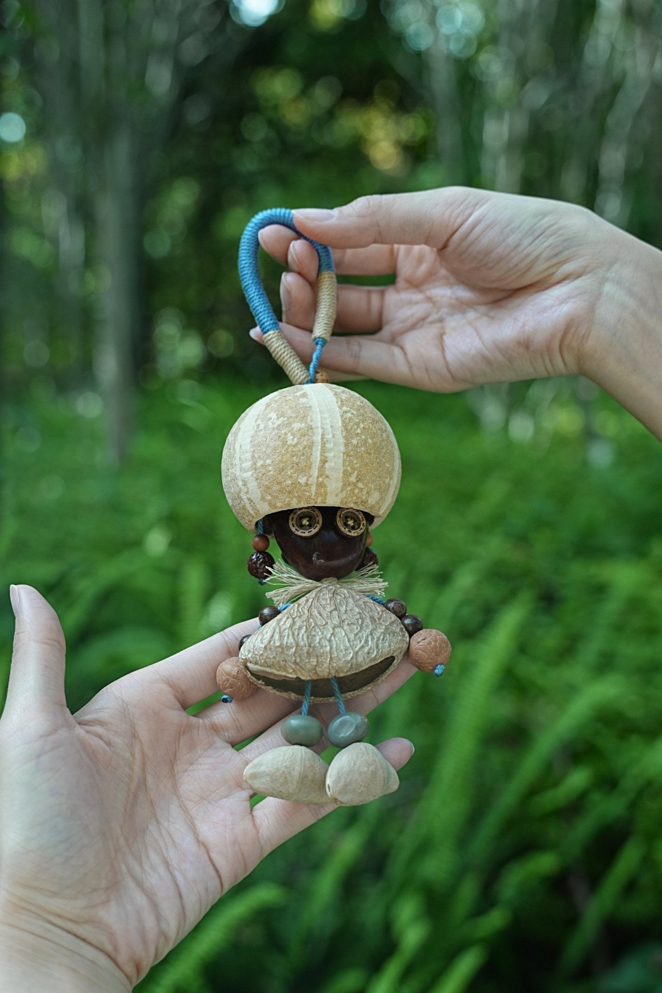 Le Sprite Champignon - Poupée Unique en Coquille de Noix avec Yeux en Bouton