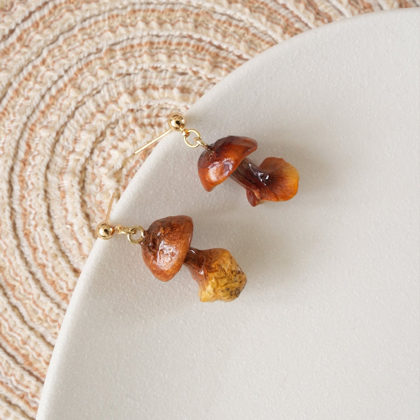 Boucles d'oreilles en champignon chanterelle doré - Bijoux botaniques faits à la main