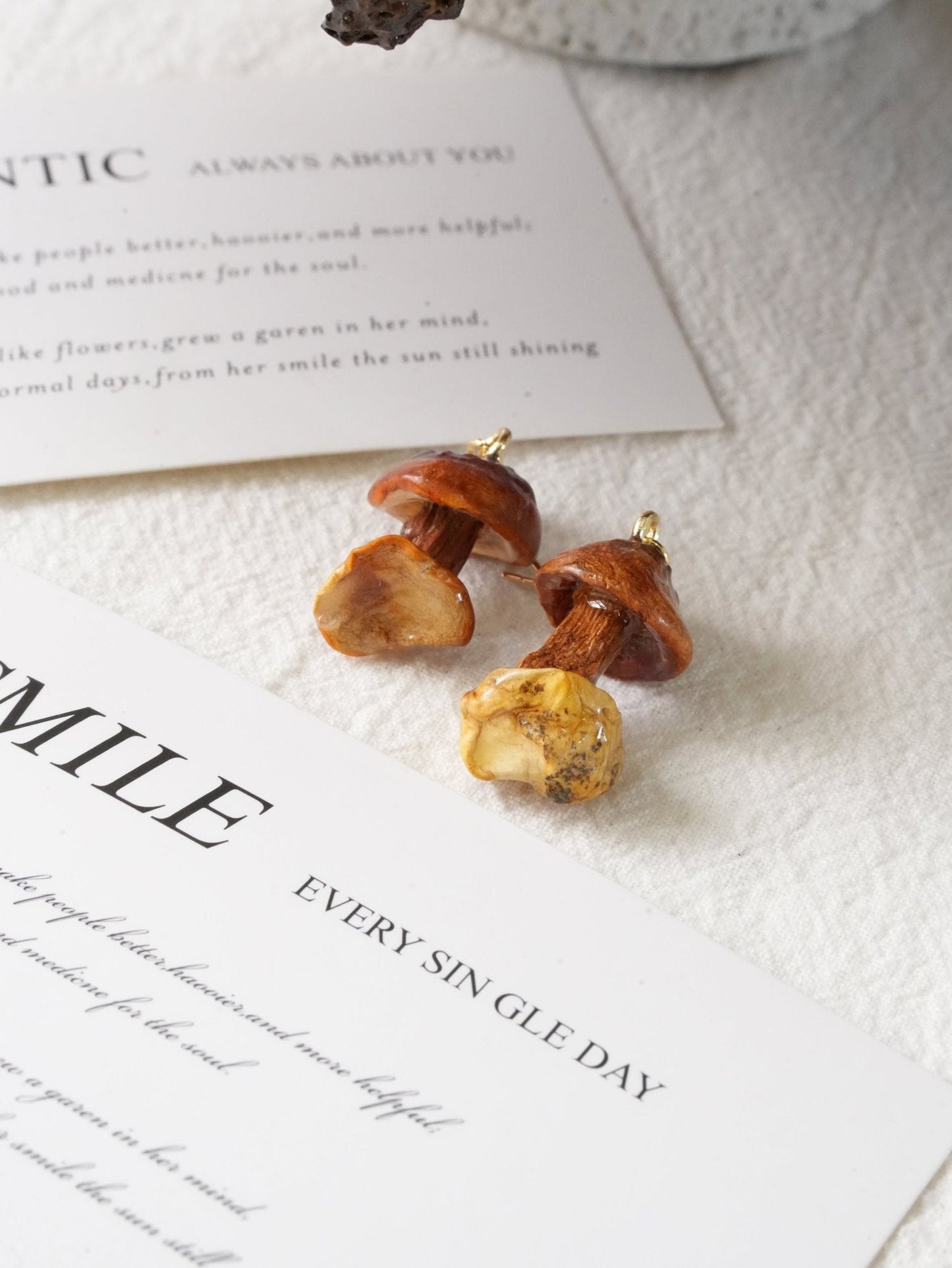 Boucles d'oreilles en champignon chanterelle doré - Bijoux botaniques faits à la main