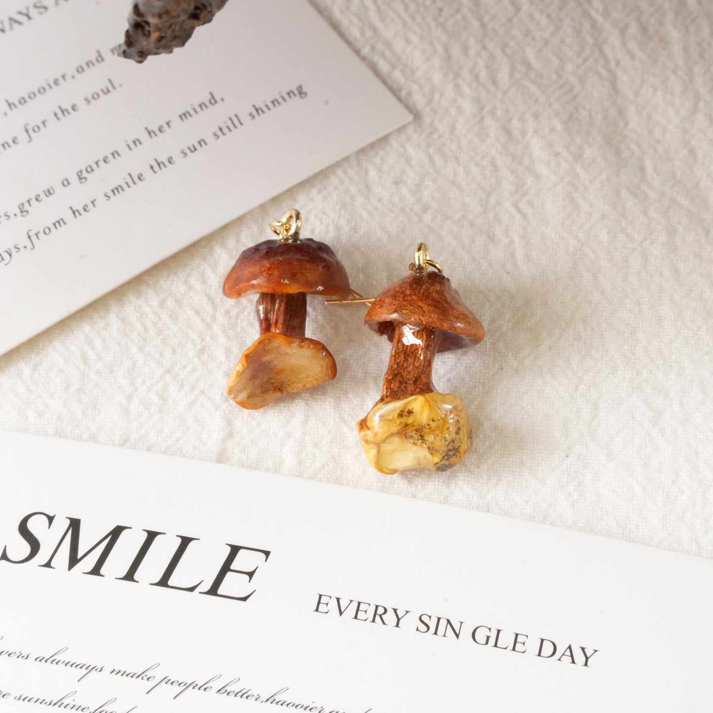 Boucles d'oreilles en champignon chanterelle doré - Bijoux botaniques faits à la main