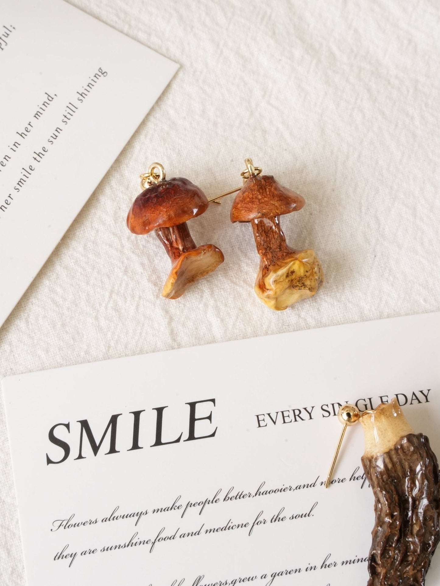 Boucles d'oreilles en champignon chanterelle doré - Bijoux botaniques faits à la main