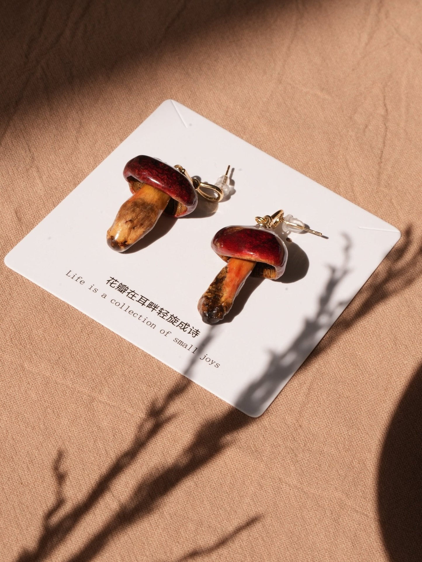 Boucles d'oreilles en champignon chanterelle doré - Bijoux botaniques faits à la main