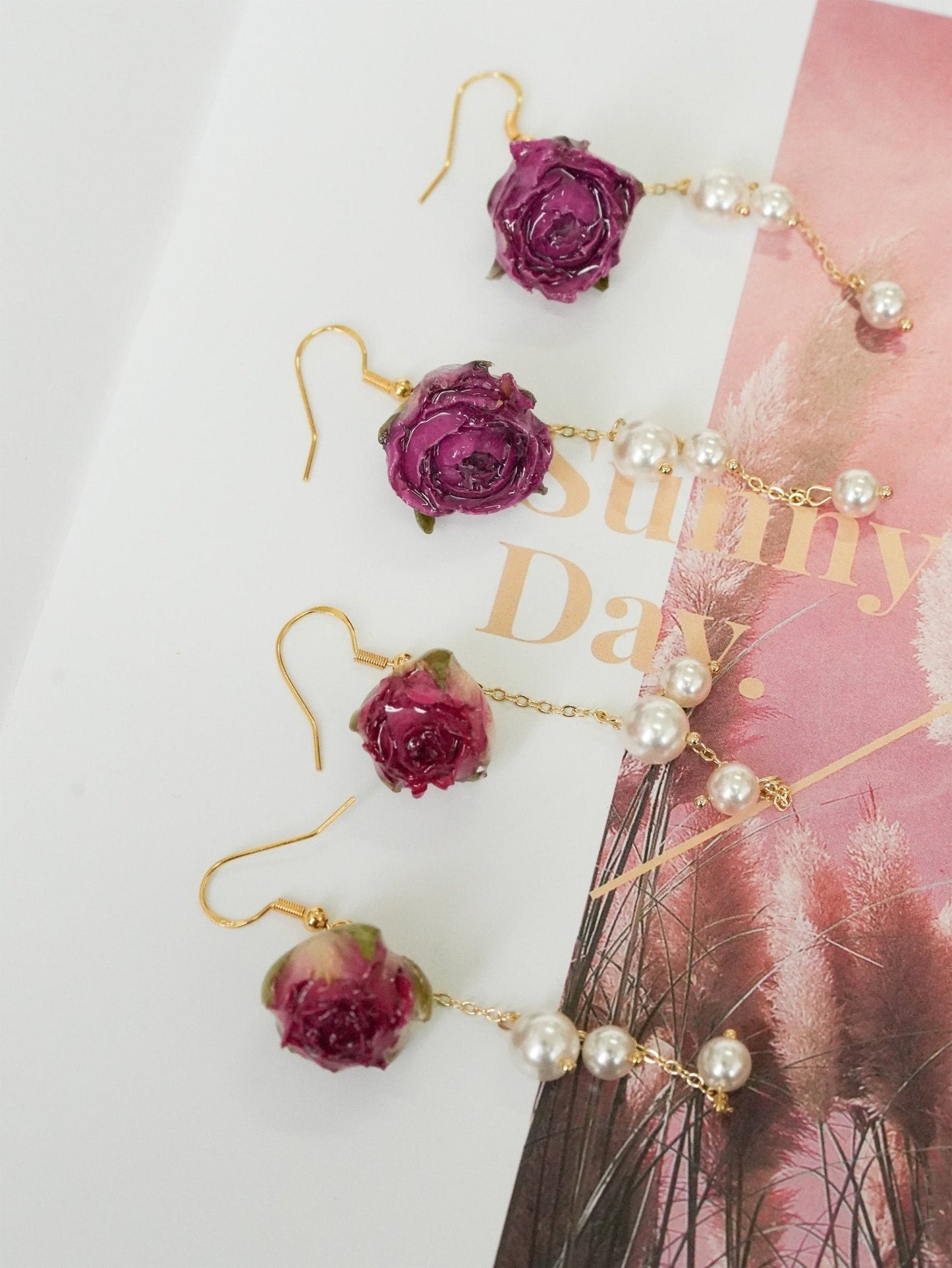 Boucles d'oreilles en rose réelle avec chaîne de perles - Bourgeon rouge et fleur violette