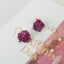 Boucles d'oreilles en rose réelle avec chaîne de perles - Bourgeon rouge et fleur violette