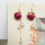 Boucles d'oreilles en rose réelle avec chaîne de perles - Bourgeon rouge et fleur violette