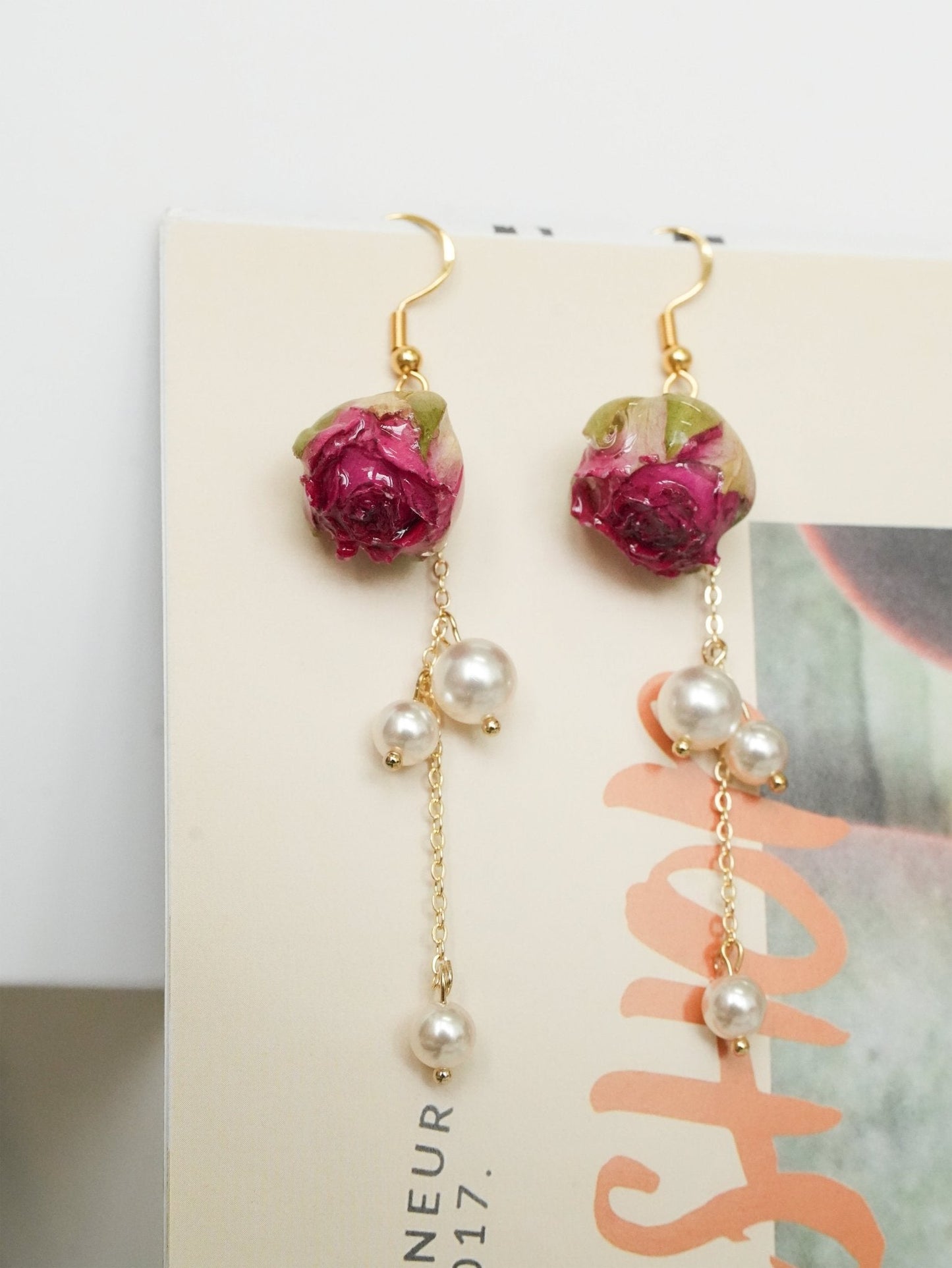 Boucles d'oreilles en rose réelle avec chaîne de perles - Bourgeon rouge et fleur violette
