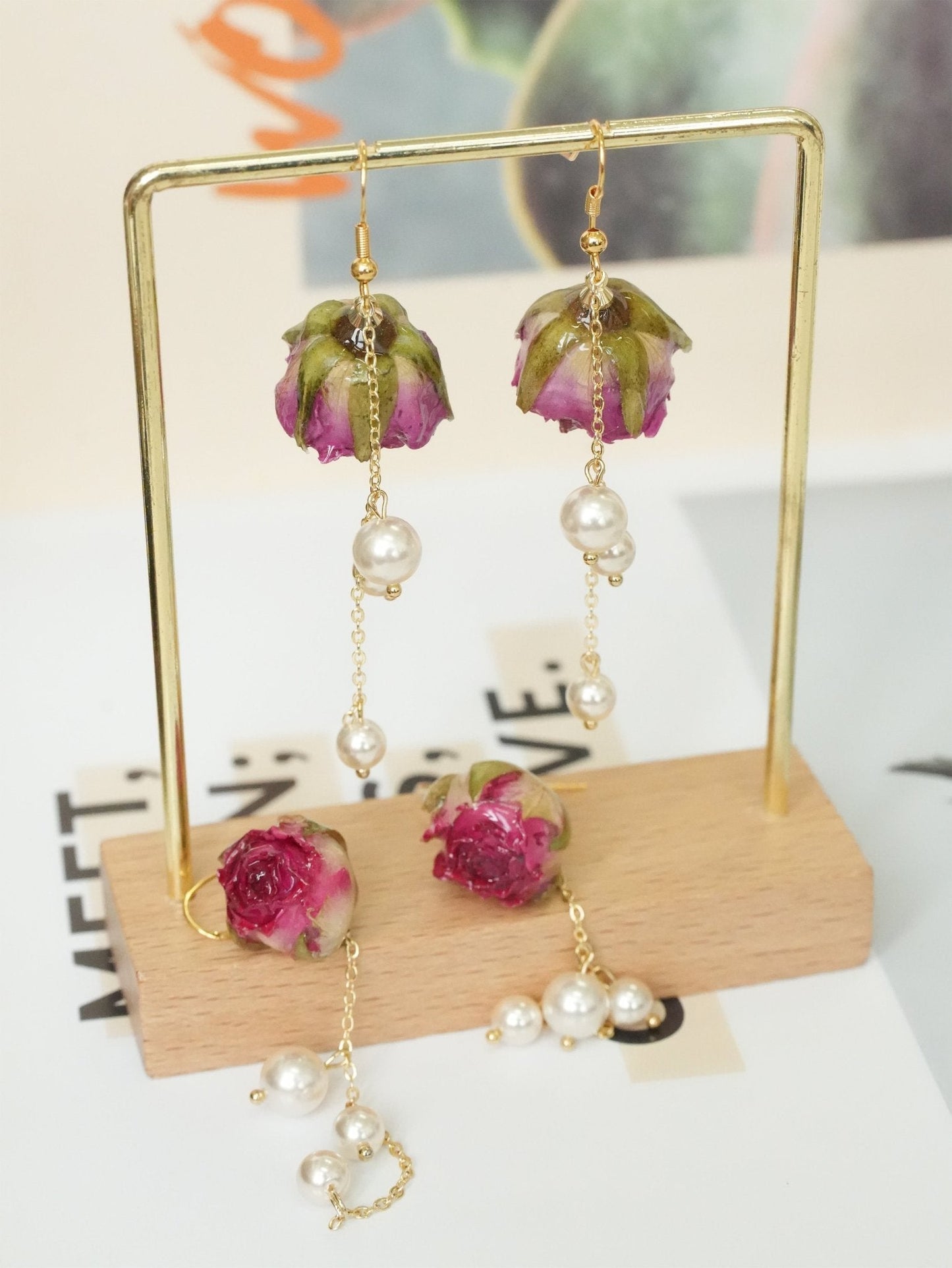 Boucles d'oreilles en rose réelle avec chaîne de perles - Bourgeon rouge et fleur violette