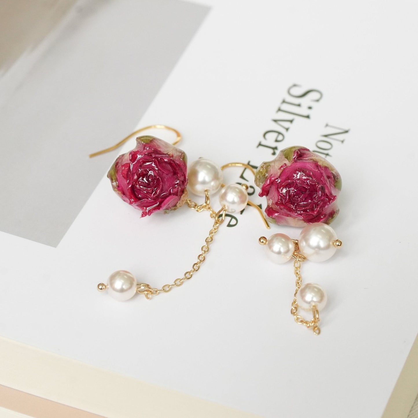 Boucles d'oreilles en rose réelle avec chaîne de perles - Bourgeon rouge et fleur violette
