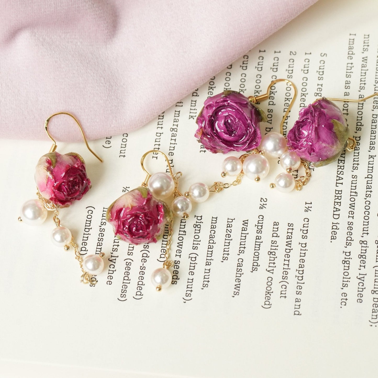 Boucles d'oreilles en rose réelle avec chaîne de perles - Bourgeon rouge et fleur violette