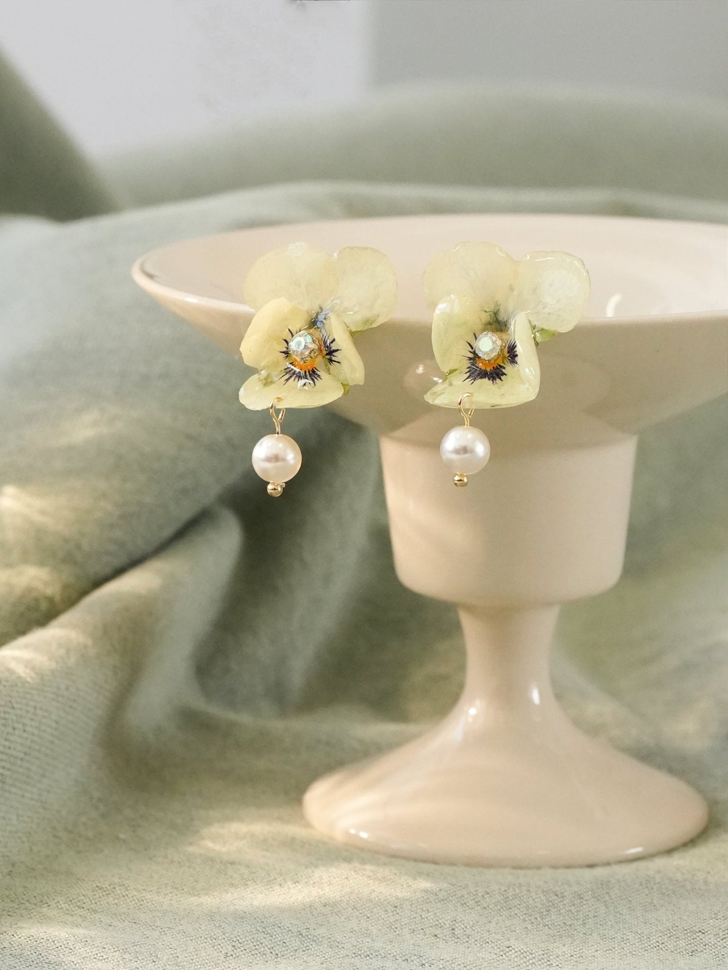 Boucles d'oreilles en pensée viola réelle avec perle - Le jardin chantant