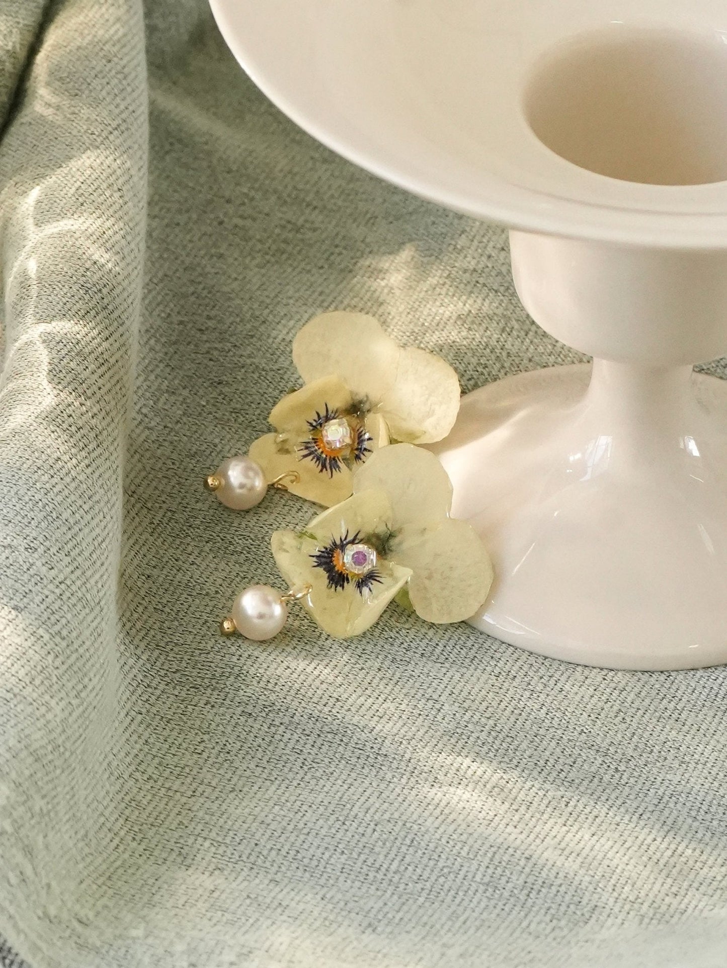 Boucles d'oreilles en pensée viola réelle avec perle - Le jardin chantant