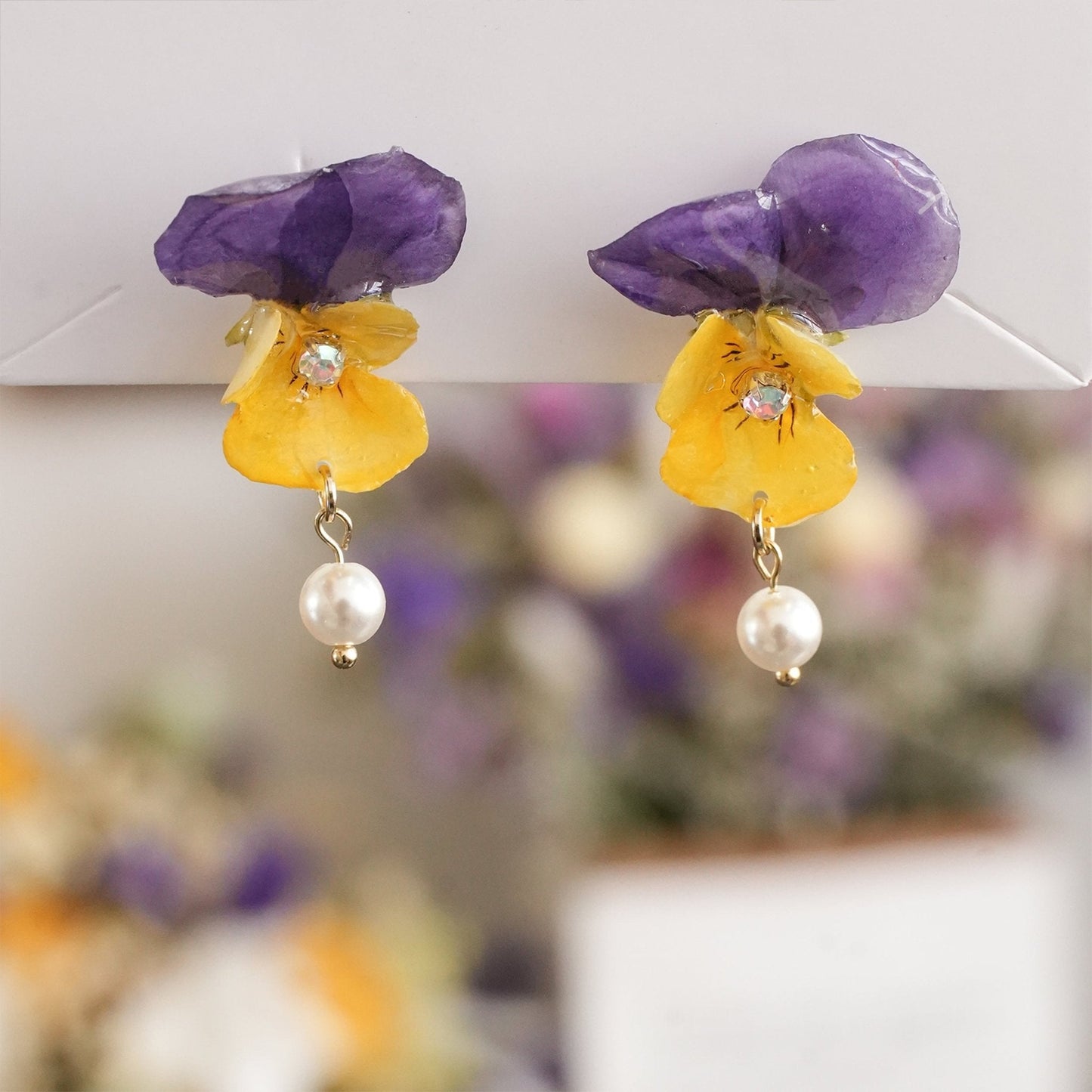 Boucles d'oreilles en pensée viola réelle avec perle - Le jardin chantant