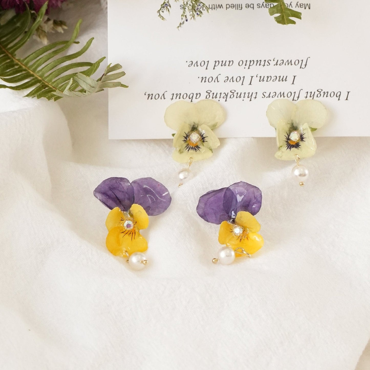Boucles d'oreilles en pensée viola réelle avec perle - Le jardin chantant