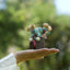 Le perroquet rock star - Figurine d'oiseau artisanale funky