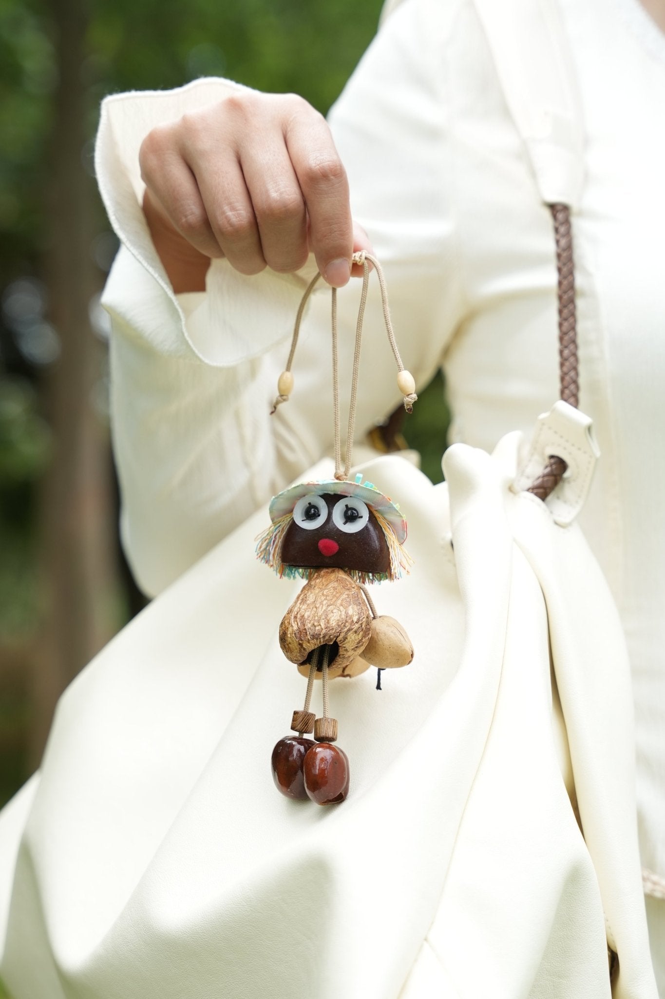 El Sprite de Semilla - Encanto de Muñeca Hecho a Mano con Cáscara de Nuez