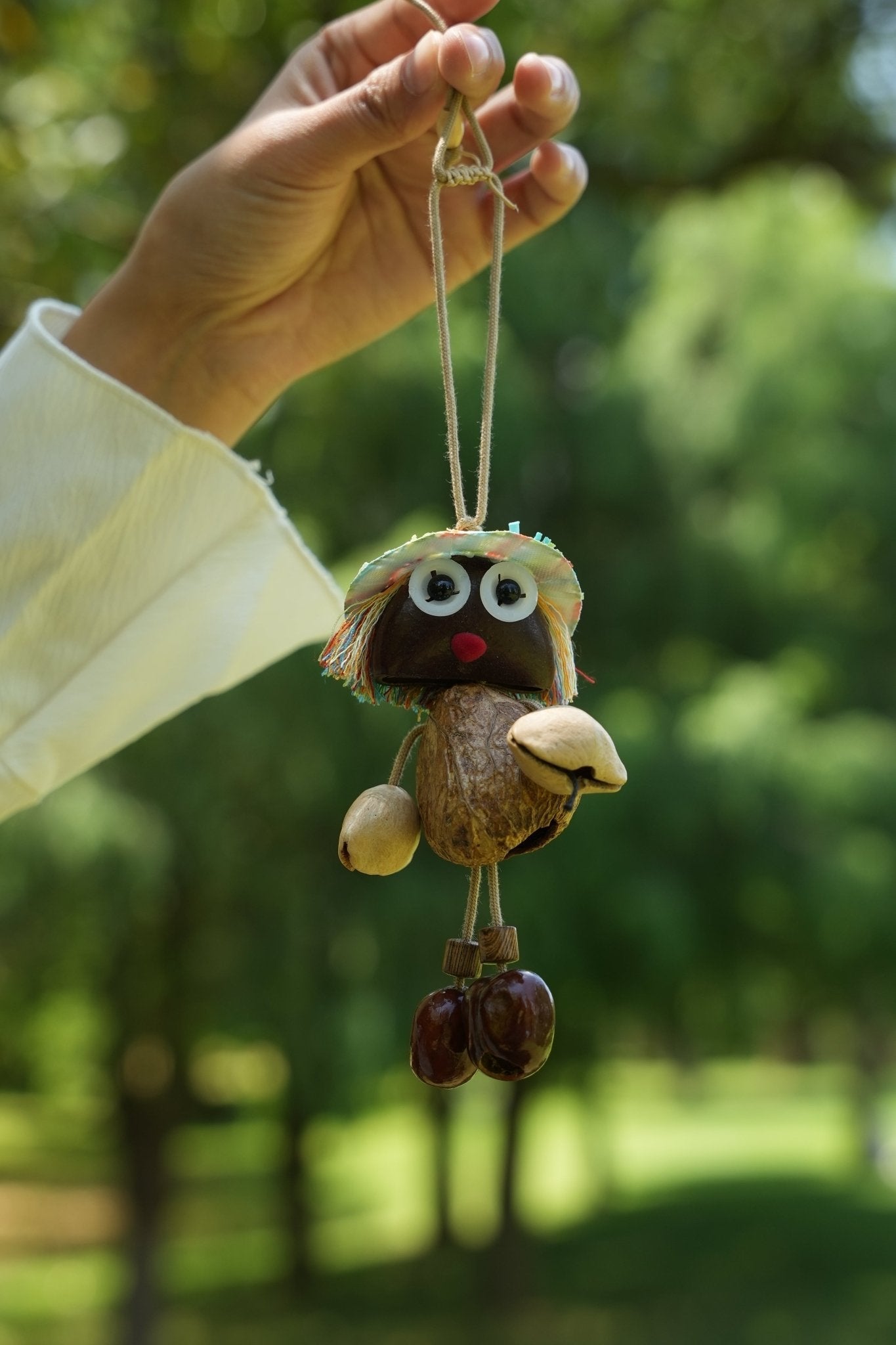 El Sprite de Semilla - Encanto de Muñeca Hecho a Mano con Cáscara de Nuez