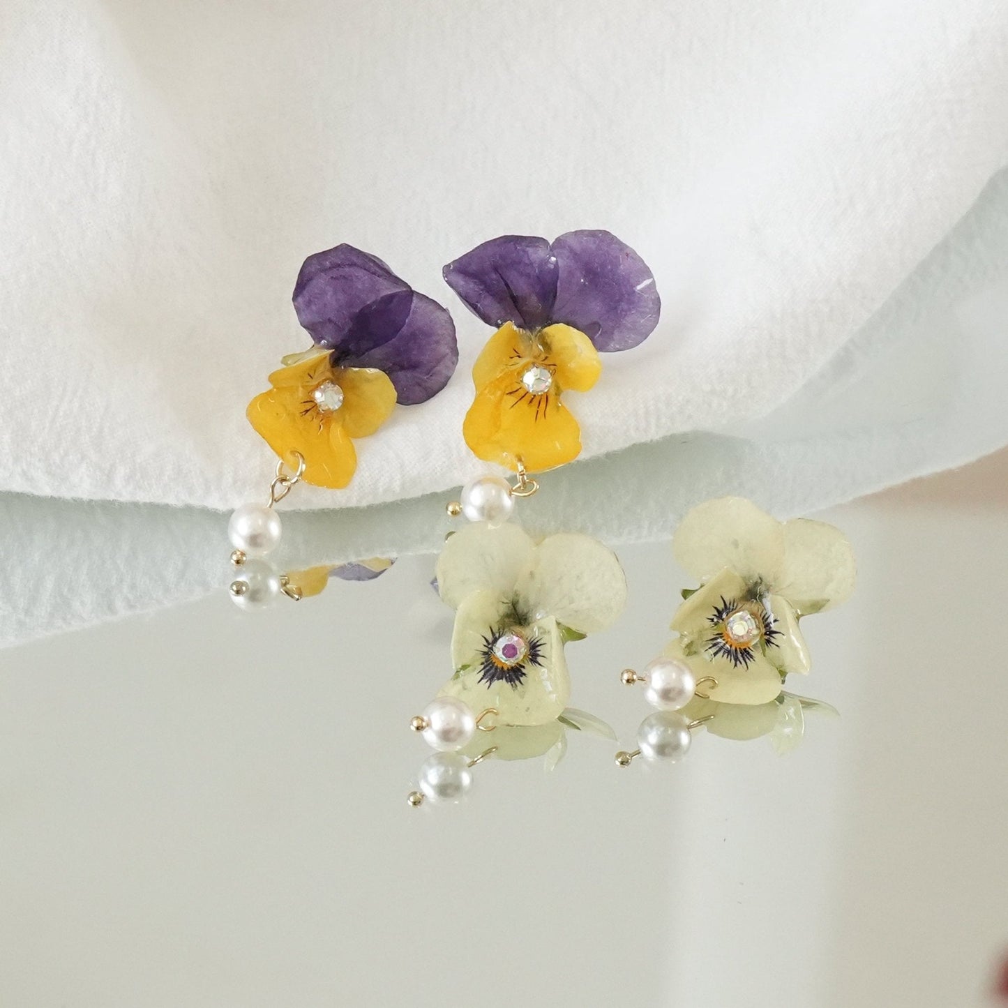 Boucles d'oreilles en pensée viola réelle avec perle - Le jardin chantant