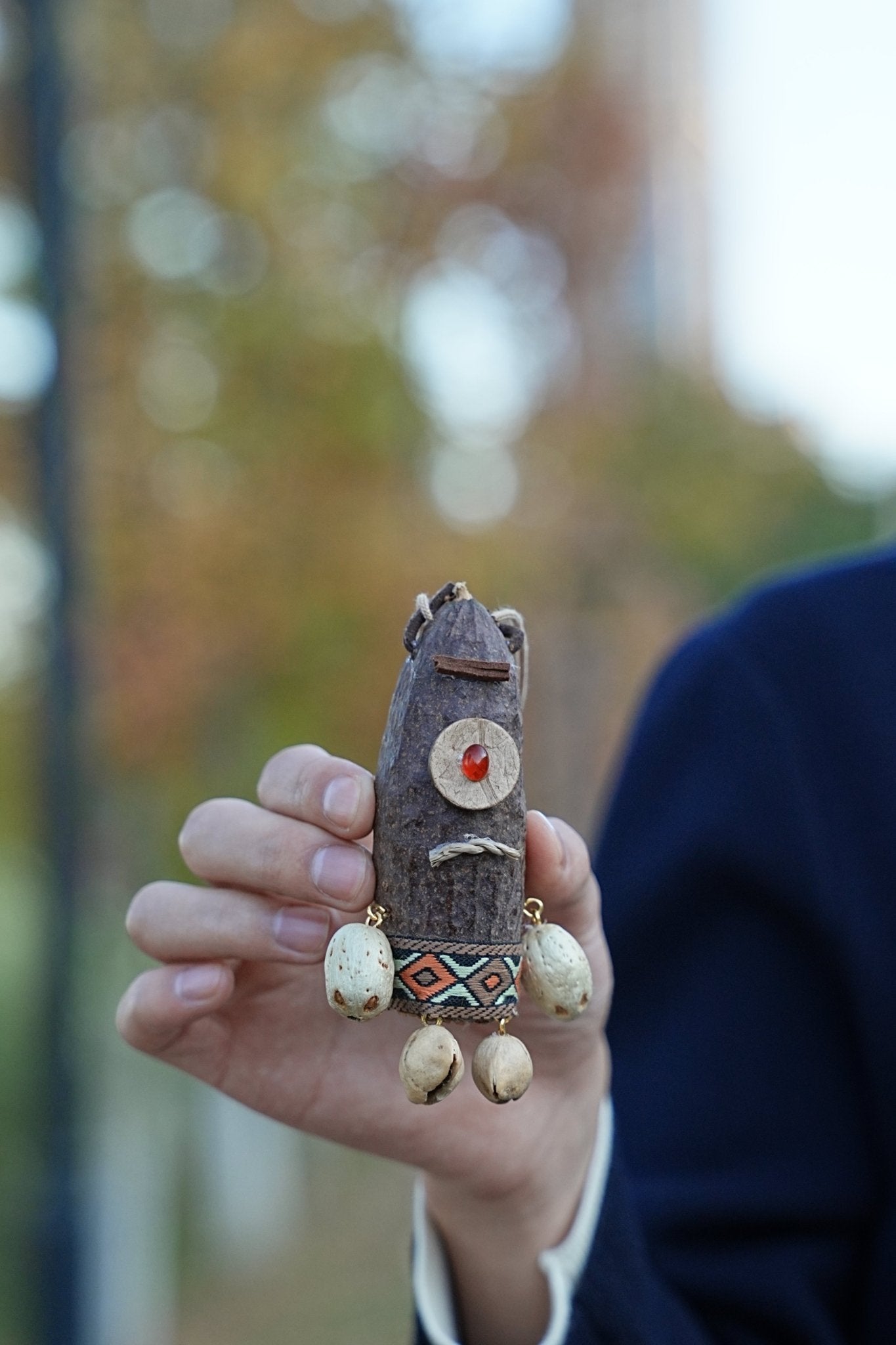 El Cíclope Tribal - Tótem Hecho a Mano con Vaina de Semilla