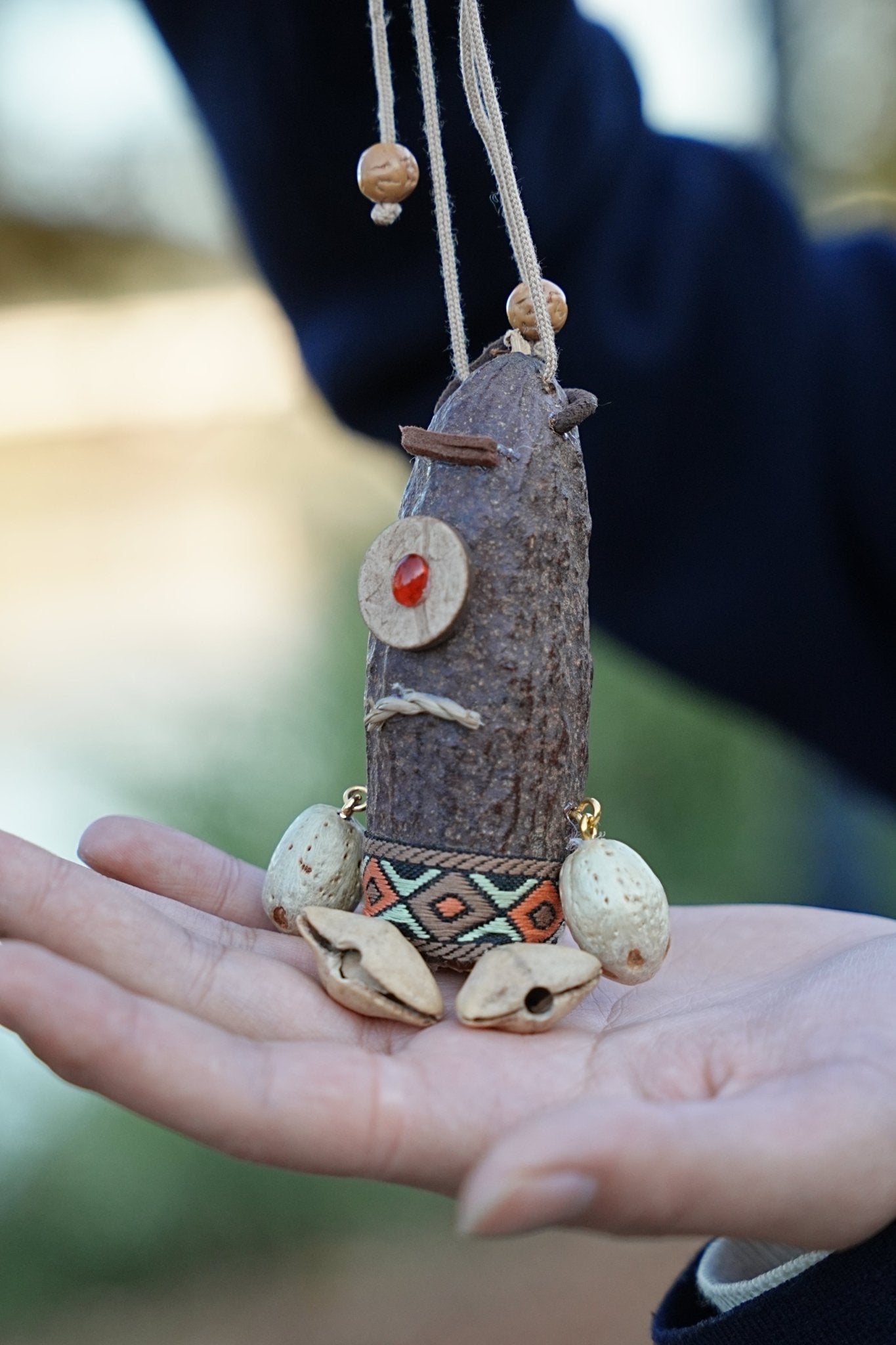 El Cíclope Tribal - Tótem Hecho a Mano con Vaina de Semilla
