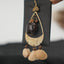 L'Écho Tribal - Boucles d'oreilles en bronze martelé asymétriques et graines naturelles