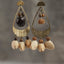 L'Écho Tribal - Boucles d'oreilles en bronze martelé asymétriques et graines naturelles