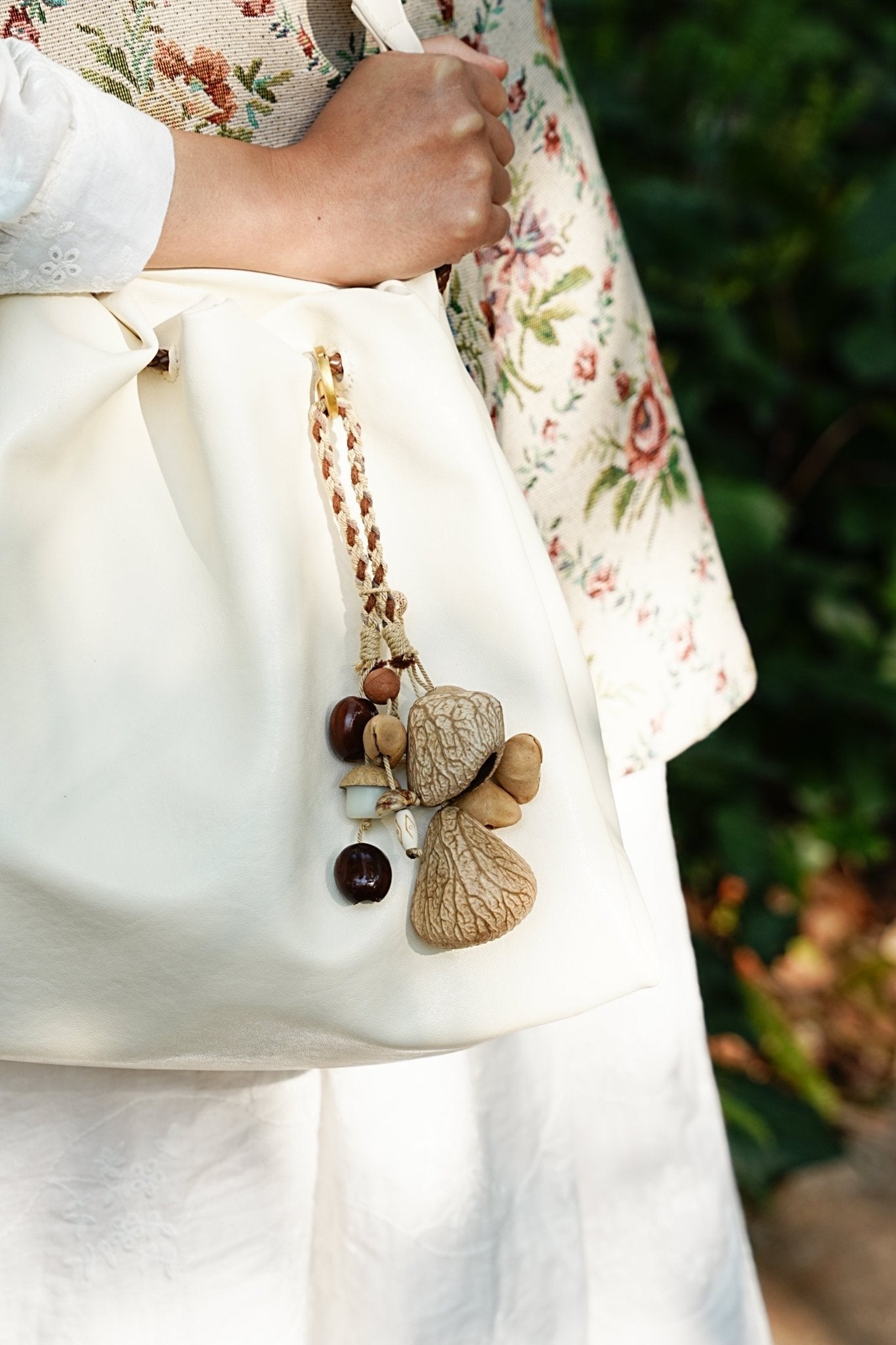 La Cosecha de Bellotas Blancas - Adorno de Bolsa Trenzado a Mano