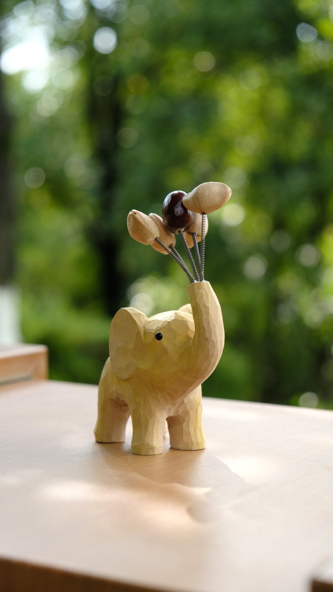 L'Éléphant Rêveur - Support de Téléphone en Bois & Ornement Voiture en Forme de Ballon de Semences