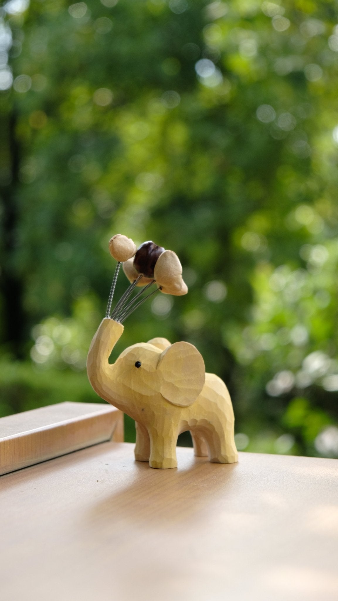 L'Éléphant Rêveur - Support de Téléphone en Bois & Ornement Voiture en Forme de Ballon de Semences
